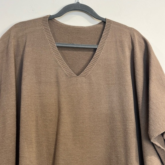 Chico's V Neck Taupe/Tan Oversized Soft Knit Poncho Sweater EUC - Picture 2 of 4